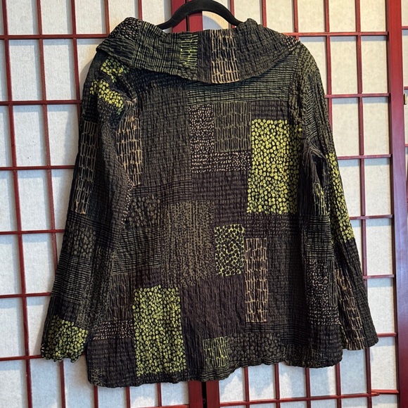 Habitat Black and Green Patterned Garment - Picture 5 of 8